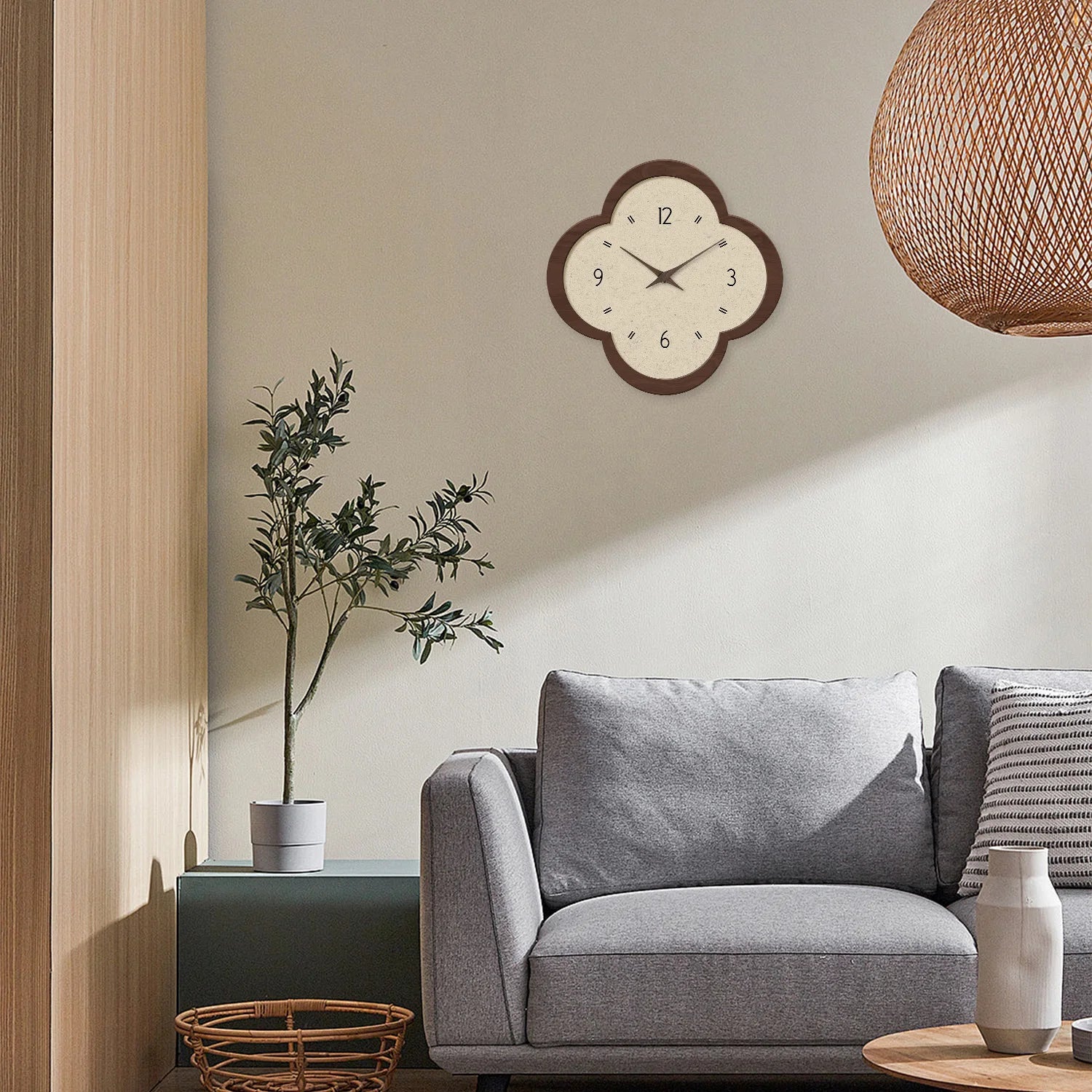 Horloge murale en bois naturel Image