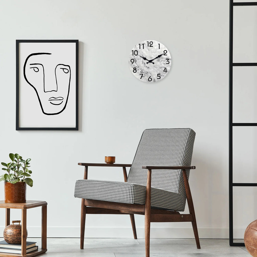 Horloge murale grise et blanche