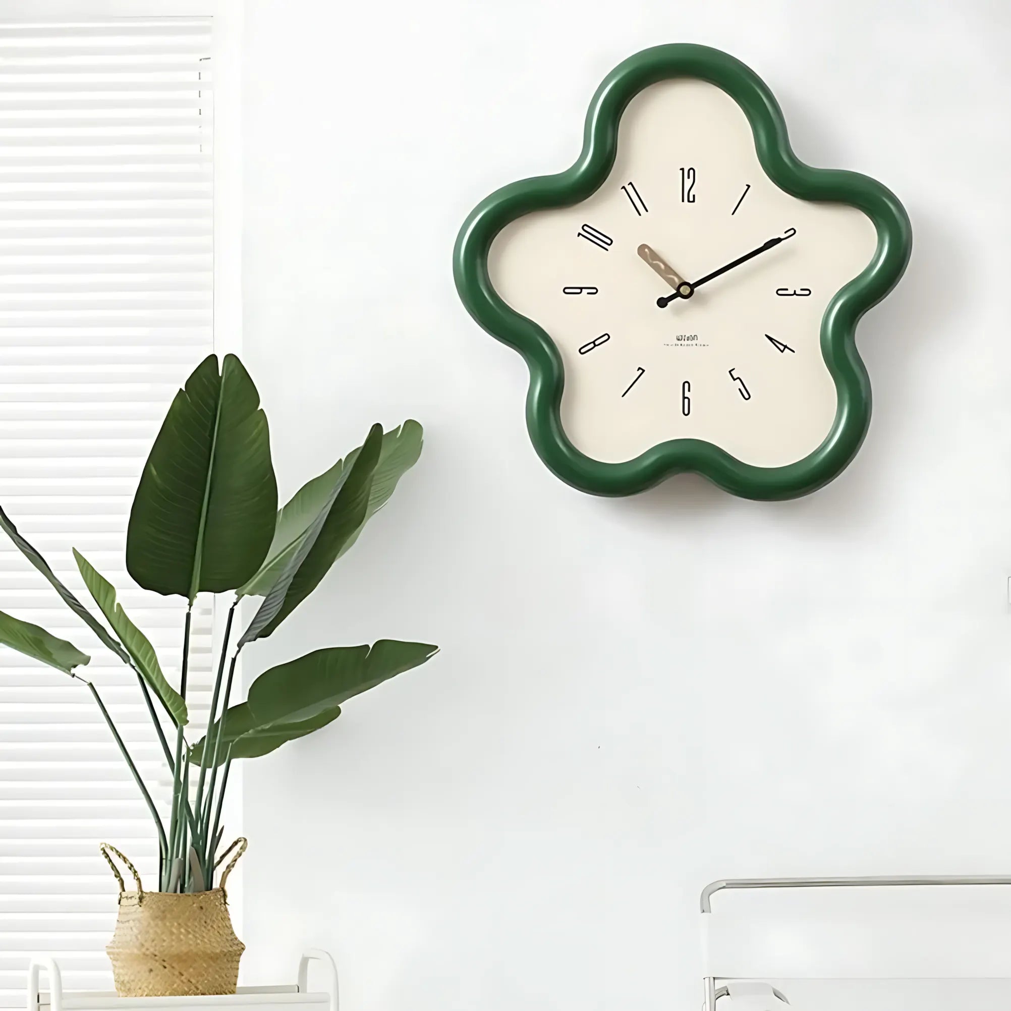 Horloge murale design pour salon Image