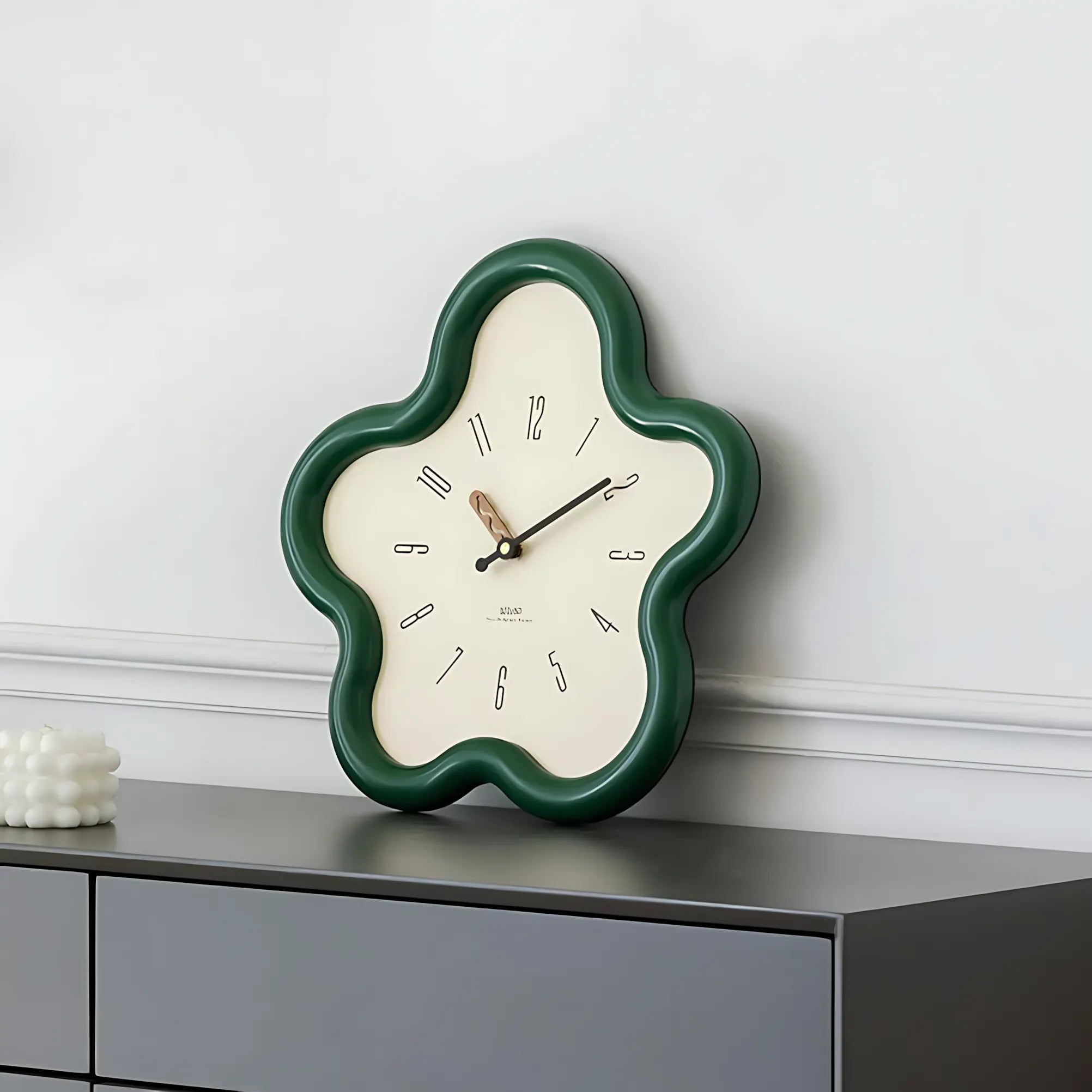 Horloge murale design pour salon Image