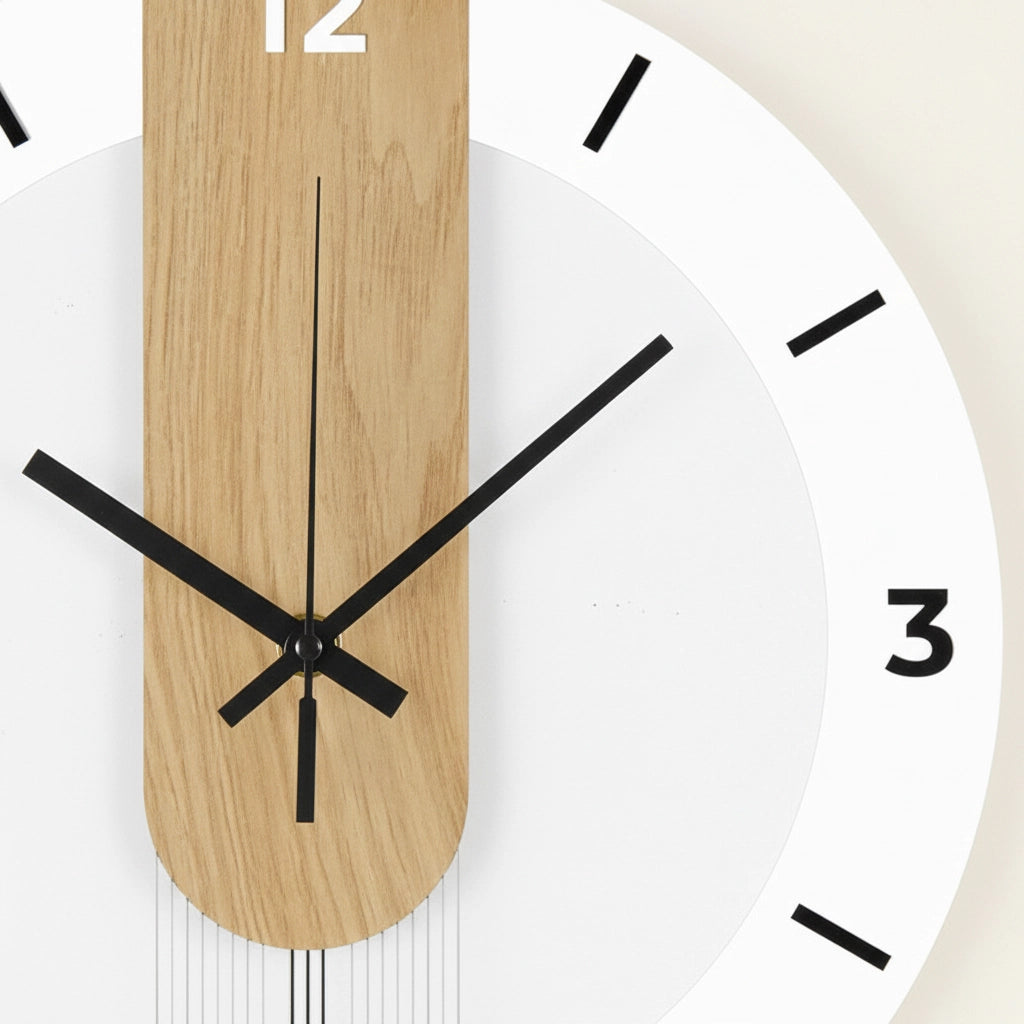 Horloge murale blanche et bois Image