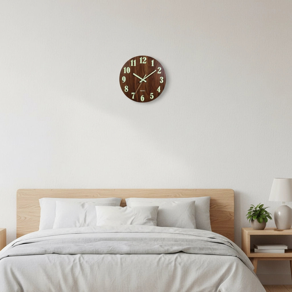 Horloge murale bois scandinave Image