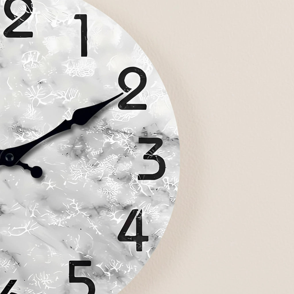 Horloge murale grise et blanche Image