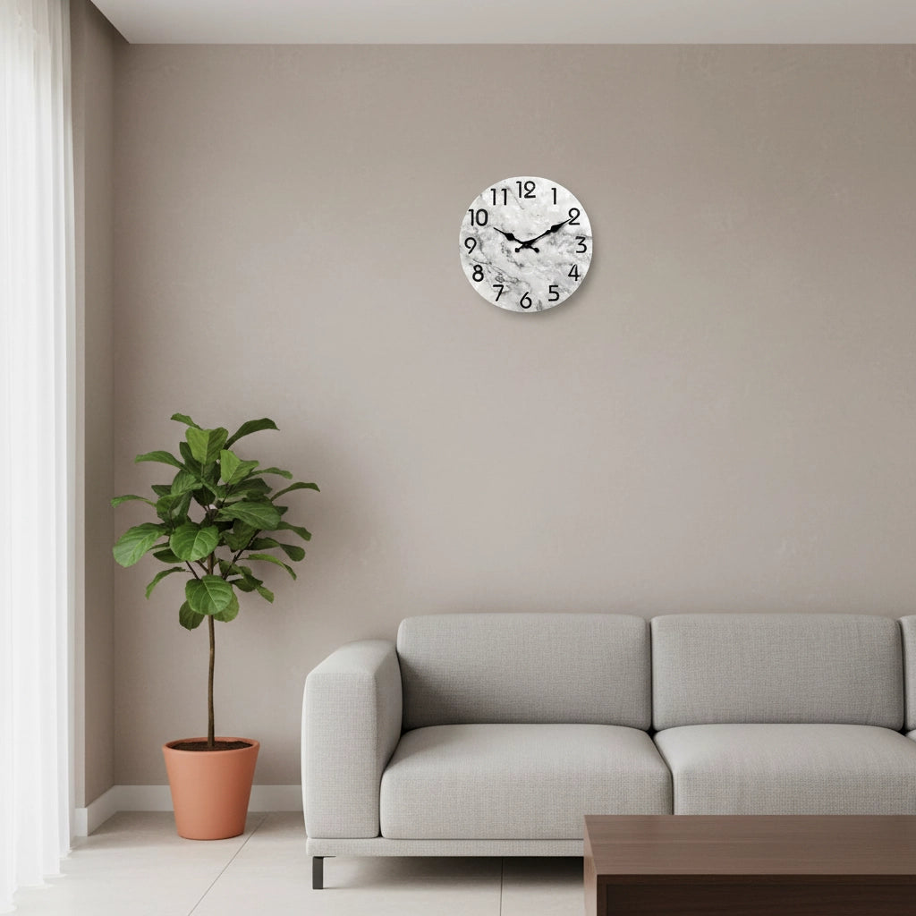 Horloge murale grise et blanche