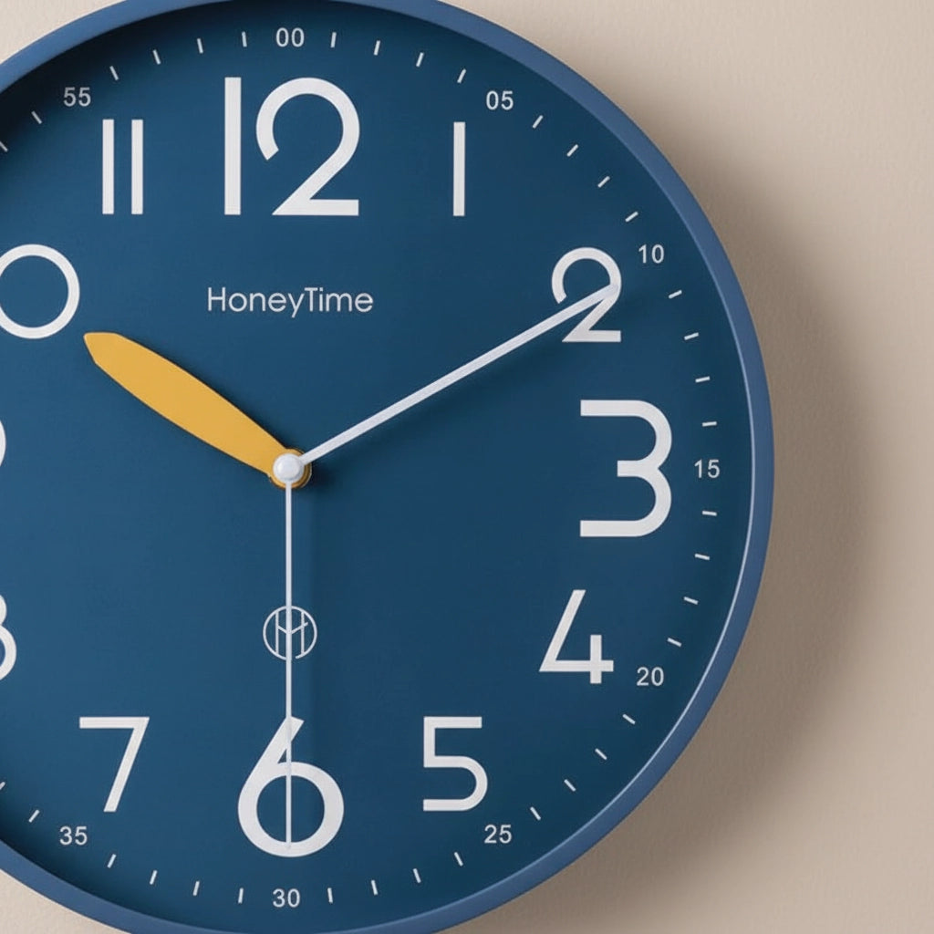 Pendule murale nordique cadran contrasté Image